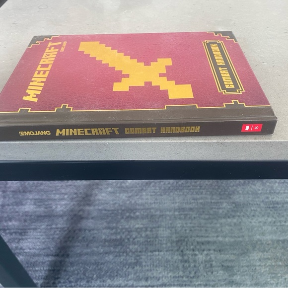 ⭐️ Minecraft⭐️Combat Handbook: An Official Mojang Book - Picture 2 of 5